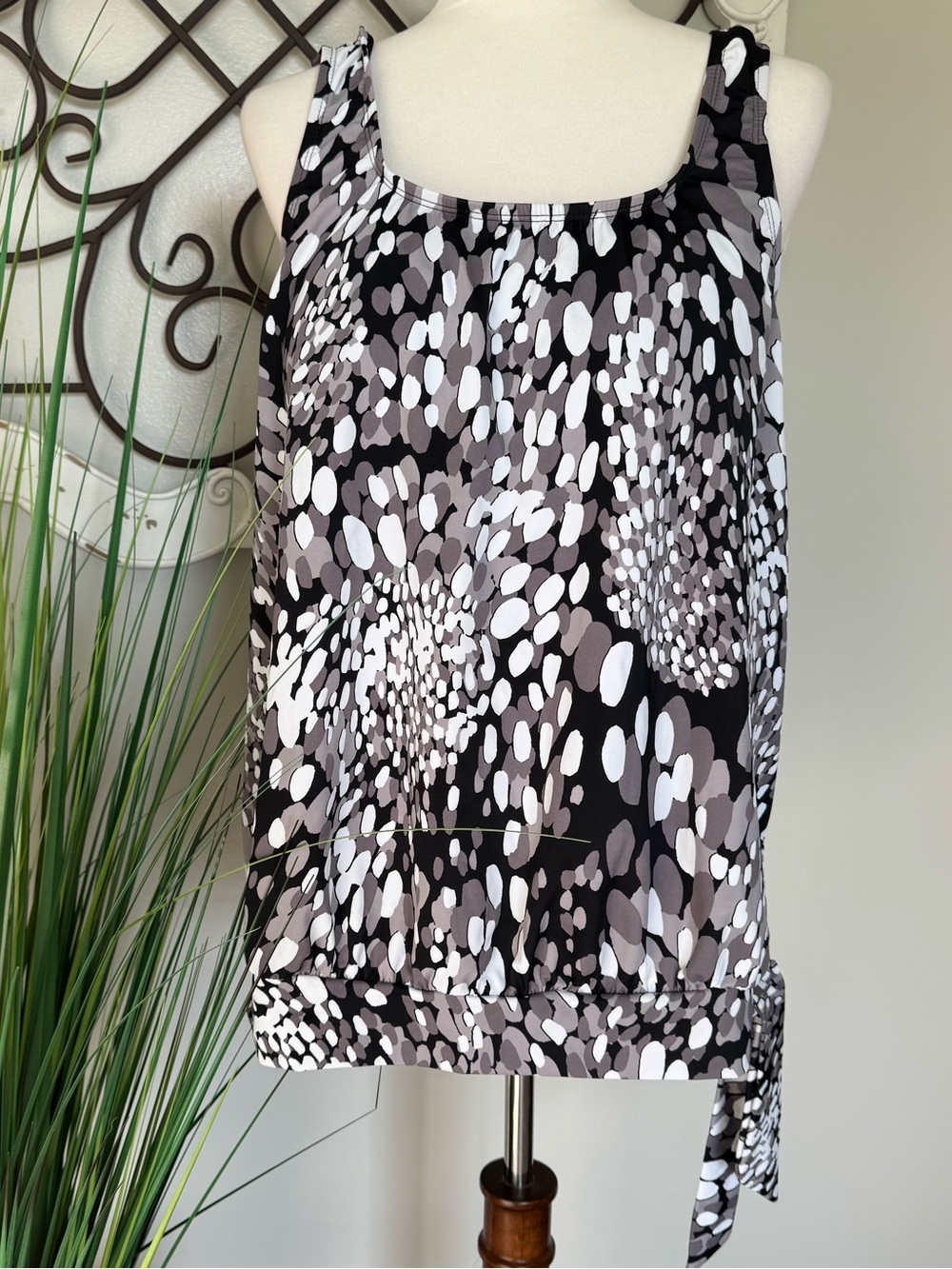 SWIMSUITS FOR ALL Size 18 Women’s Black and White Tankini Swimsuit Top - Blouson